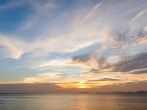 海に沈む太陽と美しい夕焼け空