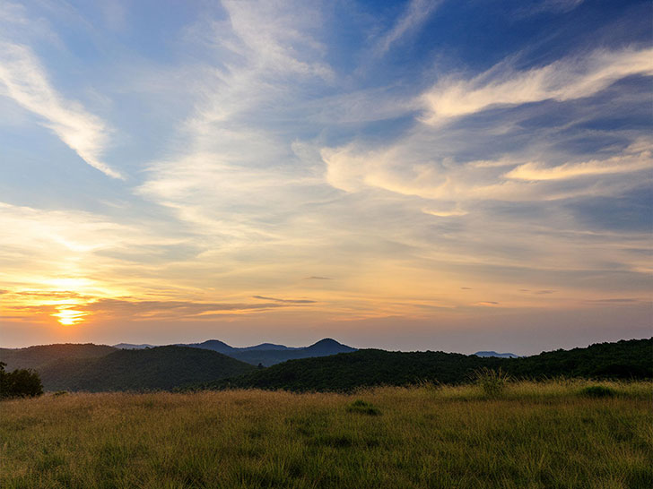 山間に沈む太陽と美しい夕焼け空