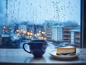 雨のカフェのホットコーヒーとケーキ