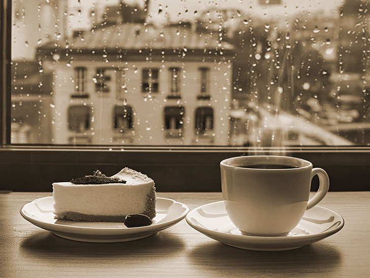 雨のカフェのホットコーヒーとケーキ