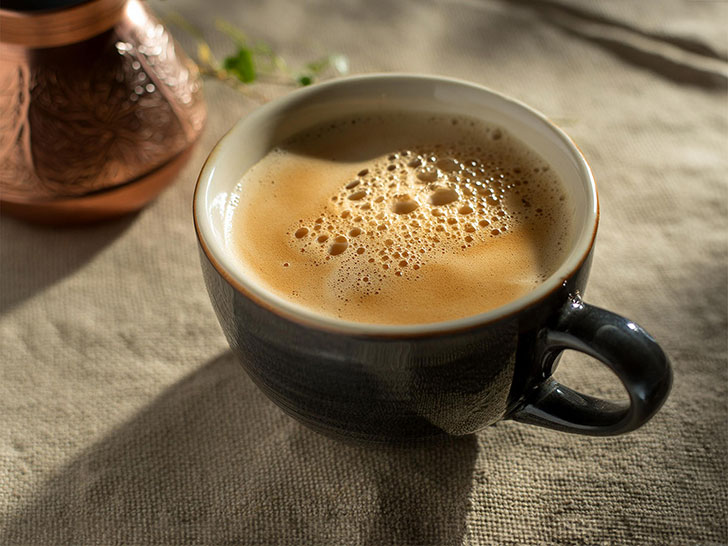 泡立つ淹れたてのカプチーノ