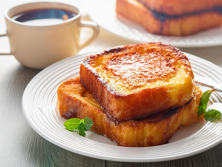 フレンチトーストとコーヒーの朝食