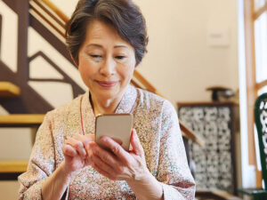 スマホを操作する高齢女性