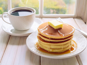 焼きたてのホットケーキとコーヒー