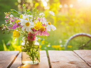 ガラス瓶に飾られた可憐な野の花