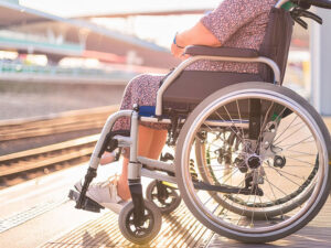 駅のホームにたたずむ車椅子