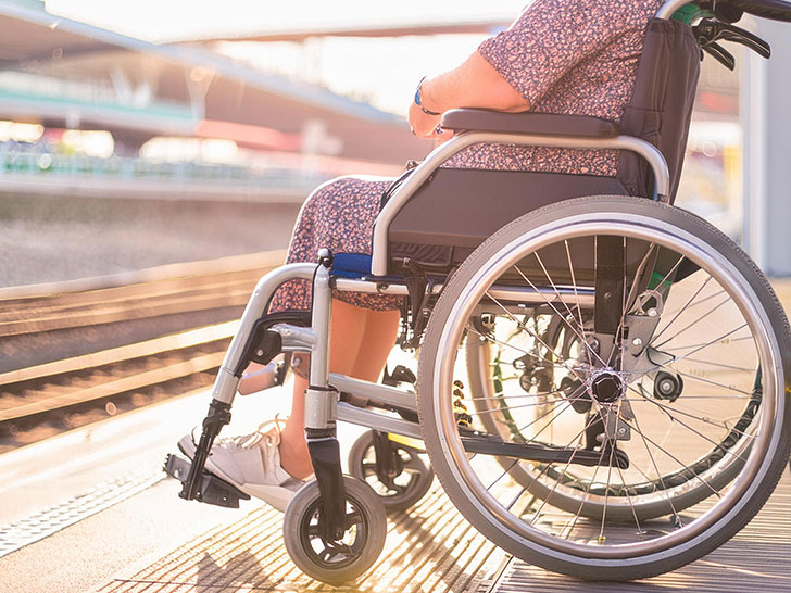 駅のホームにたたずむ車椅子