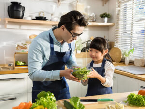 一緒に料理をするお父さんと小さな女の子