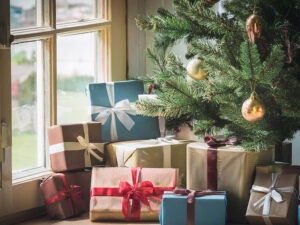 クリスマスツリーの下の山積みのプレゼント