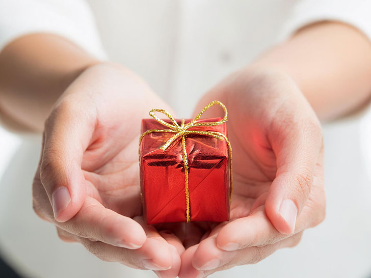 手のひらの上の小さなクリスマスプレゼント