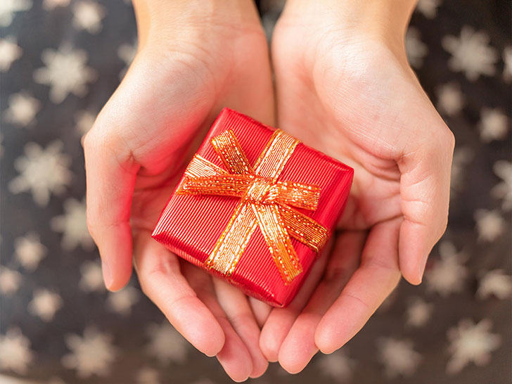 手のひらの上の小さなクリスマスプレゼント