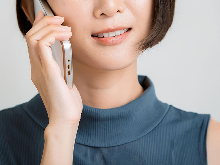 スマホで話す若い女性の口元