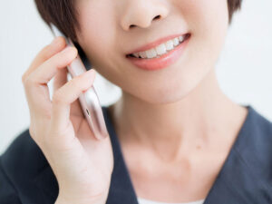 スマホで話す若い女性の口元