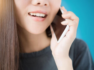 スマホで話す若い女性の口元