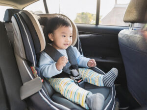 車のチャイルドシートに座る赤ちゃん