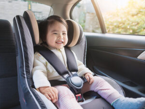 車のチャイルドシートに座る赤ちゃん