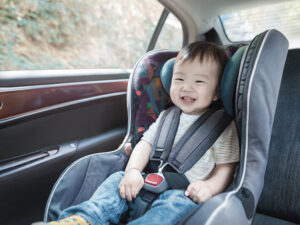 車のチャイルドシートに座る赤ちゃん