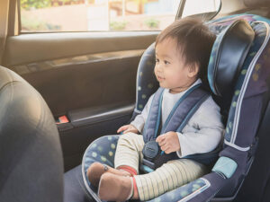 車のチャイルドシートに座る赤ちゃん