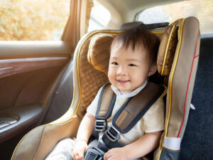 車のチャイルドシートに座る赤ちゃん