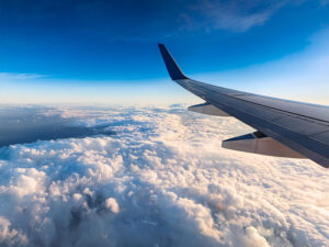 飛行機の窓から見た翼と雲