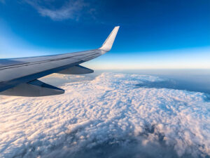 飛行機の窓から見た翼と雲