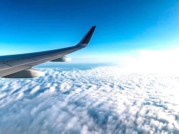 飛行機の窓から見た翼と雲