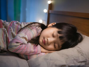 ベッドで眠る小さな女の子