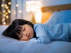 ベッドで眠る小さな女の子