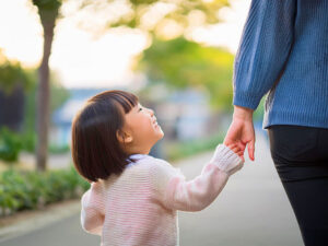 母親と手をつなぐ女の子の後ろ姿