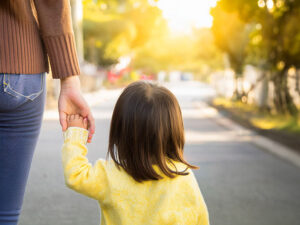 母親と手をつなぐ女の子の後ろ姿