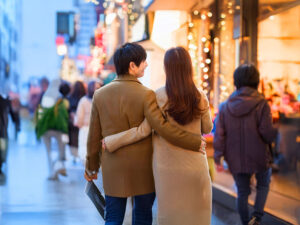 冬の街を歩くカップルの後ろ姿