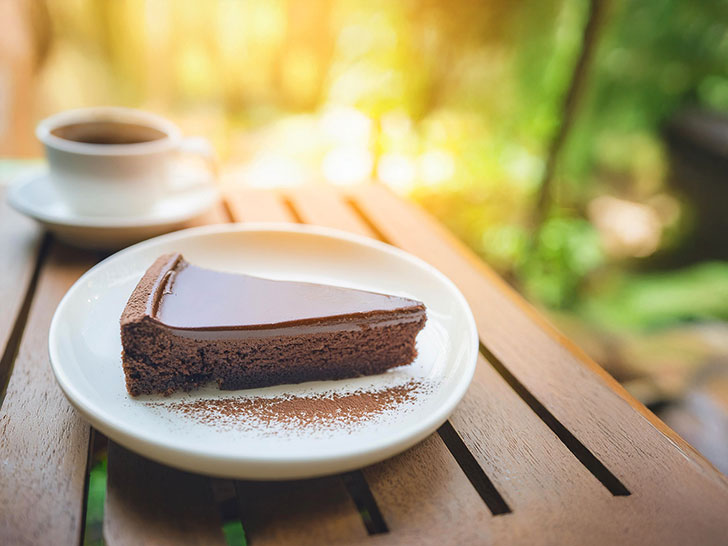 お皿に盛られたチョコレートケーキ