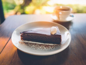 お皿に盛られたチョコレートケーキ