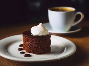 お皿に盛られたチョコレートケーキ