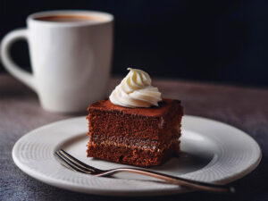 お皿に盛られたチョコレートケーキ