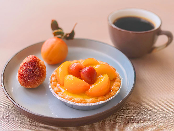 フルーツタルトとホットコーヒー