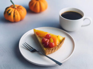 フルーツタルトとホットコーヒー