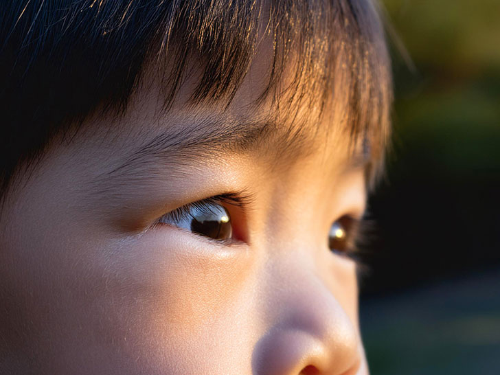 遠くを見つめる小さな男の子の瞳