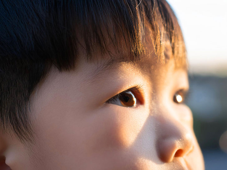 遠くを見つめる小さな男の子の瞳