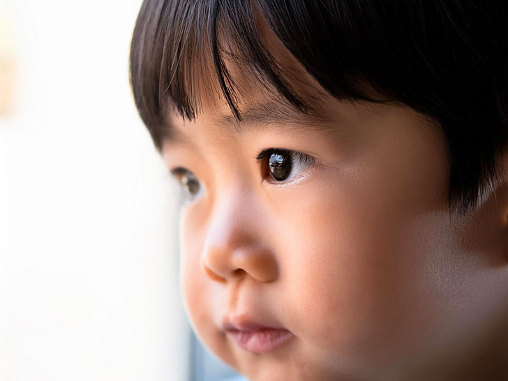 遠くを見つめる小さな男の子の瞳