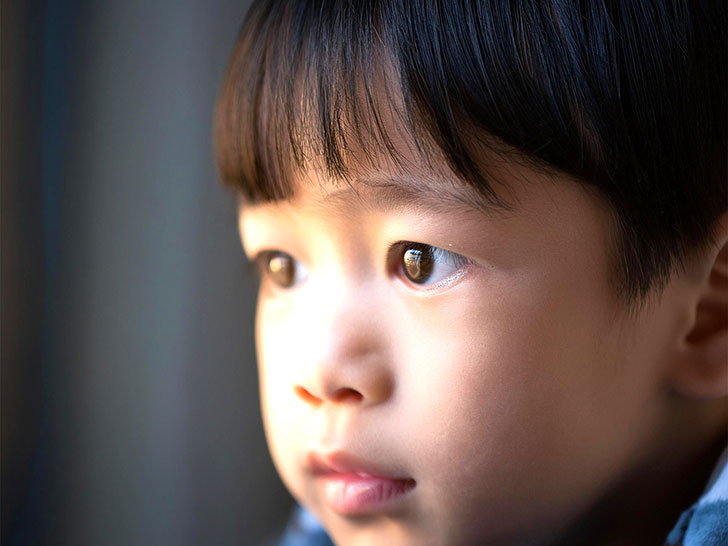 遠くを見つめる小さな男の子の瞳