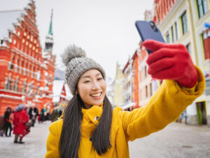 冬の観光地で自撮りをする若い女性