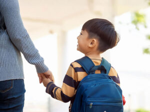 母親と手をつなぐ男の子の後ろ姿