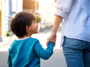 母親と手をつなぐ男の子の後ろ姿