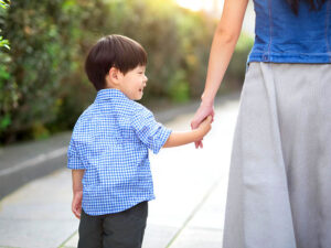 母親と手をつなぐ男の子の後ろ姿