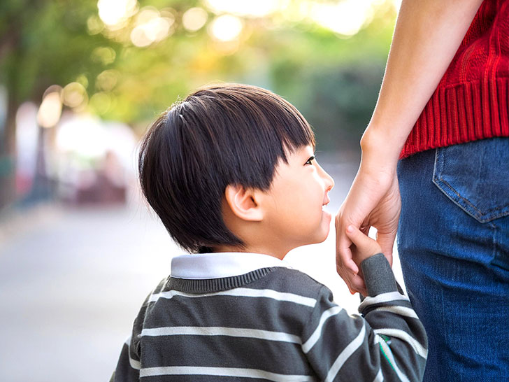 母親と手をつなぐ男の子の後ろ姿