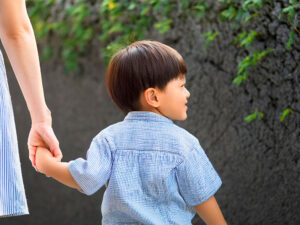 母親と手をつなぐ男の子の後ろ姿