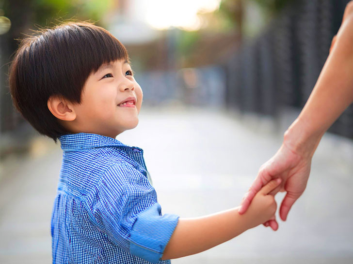 母親と手をつなぐ男の子の後ろ姿