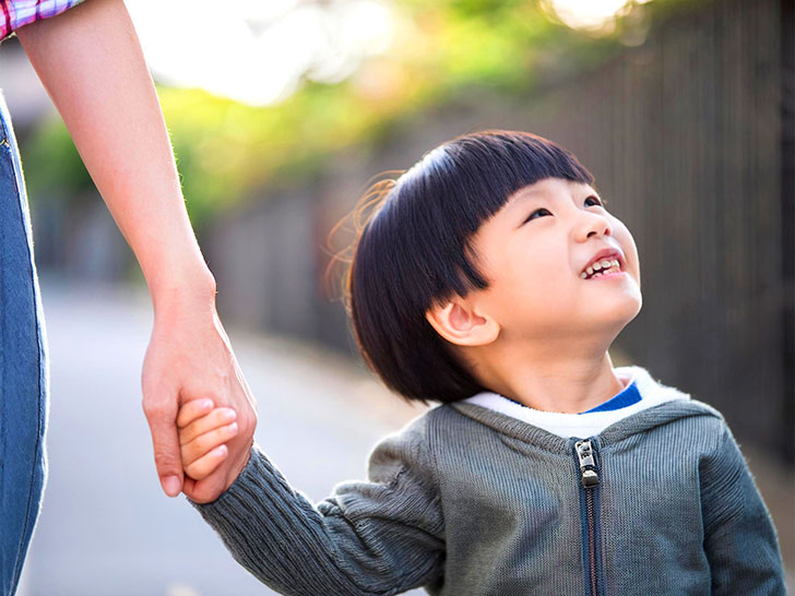 母親と手をつなぐ男の子の後ろ姿