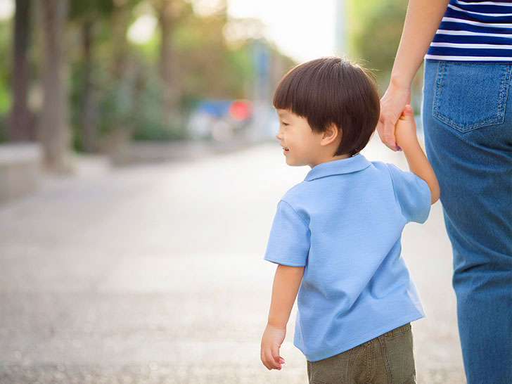 母親と手をつなぐ男の子の後ろ姿